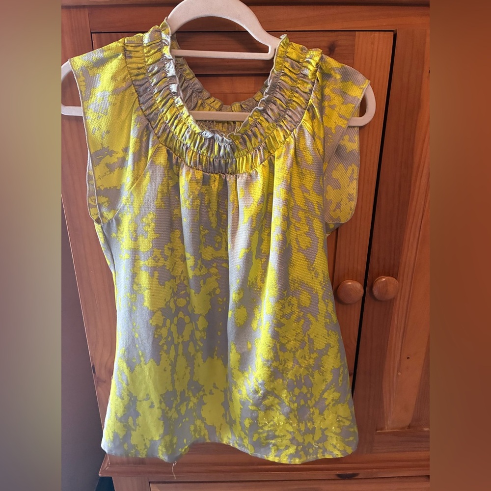 Sleeveless Yellow and Gray Floral Shell Top